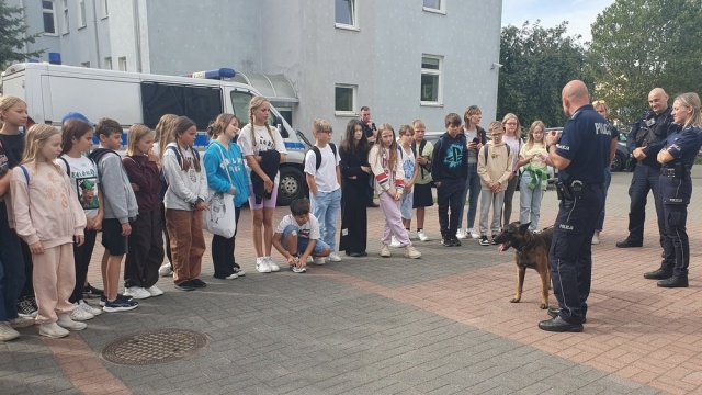 Spotkanie z policjantami, mobilnym robotem i psem Leo. Dzieci na komisariacie [zdjęcia]