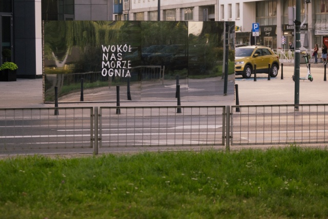 Symboliczny mur stanął w miejscu historycznej granicy getta w Warszawie [wideo]
