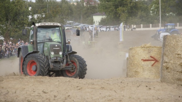 Kobiety na traktory Wyścig ciągników w Janówku był największą atrakcja festynu [zdjęcia]