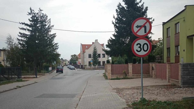 Piraci drogowi przy szkole w Inowrocławiu. Mieszkańcy proszą o pomoc radnego