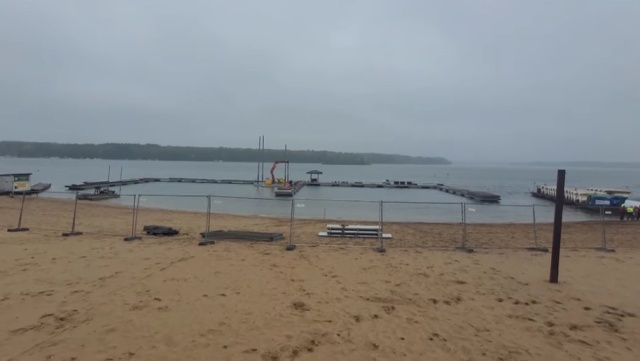 Wielki pomost na plaży w Pieczyskach. Burmistrz: Wreszcie nastał ten dzień [wideo]