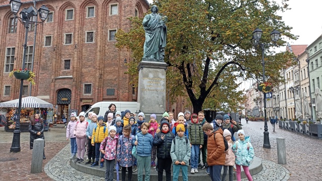 Pomnik Kopernika od 170 lat upiększa toruński rynek. Codziennie go mijamy [zdjęcie]