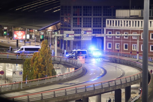 Niemcy: Samochodem wdarł się na płytę lotniska w Hamburgu, 4-letnia córka zakładniczką