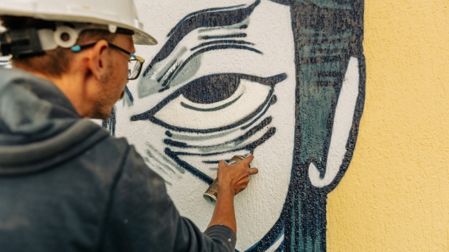 Artysta chciał pokazać, że Kopernik był rewolucjonistą. Nowy mural w Toruniu [zdjęcia]