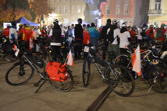 Jechali rowerem, słuchając patriotycznych piosenek  uczestnicy rajdu uczcili Święto Niepodległości