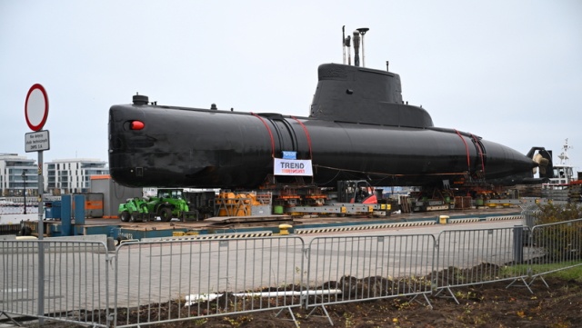 Gdynia: Okręt podwodny URP Sokół na pontonie holowany do muzeum [wideo]