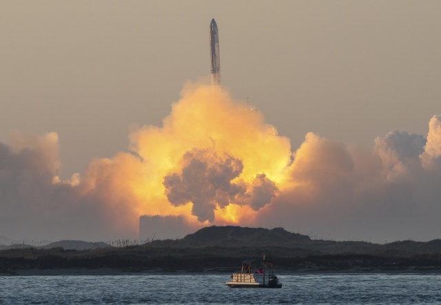 Statek kosmiczny Starship firmy SpaceX eksplodował po ośmiu minutach od startu