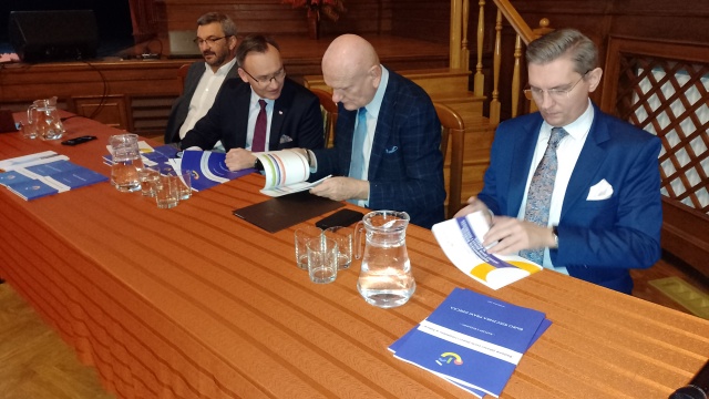 Skąd biorą się problemy młodzieży Spory rodzinne przechodzą na relacje rówieśnicze