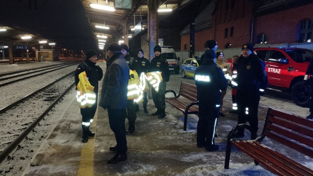 Dzięki odblaskom widać nas ze 150 metrów Mundurowi świecili przykładem w Toruniu