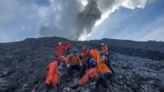 Indonezja: Trwają poszukiwania wspinaczy po erupcji wulkanu Marapi[wideo]
