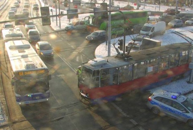 Wypadł silnik, tramwaj się wykoleił, ucierpiały dwie osoby. Komunikacyjny chaos w Bydgoszczy