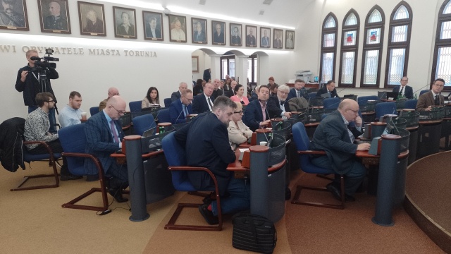 Zaledwie dwoma głosami toruńscy radni przyjęli budżet na 2024 rok. Kto był przeciw