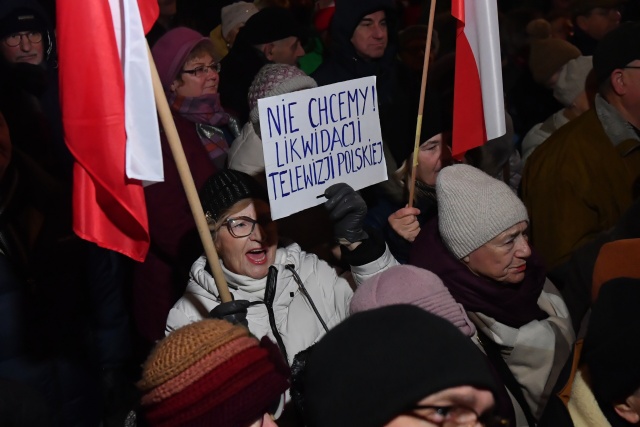 Przed budynkiem TVP w Warszawie odbyła się manifestacja w obronie Telewizji Polskiej [zdjęcia]