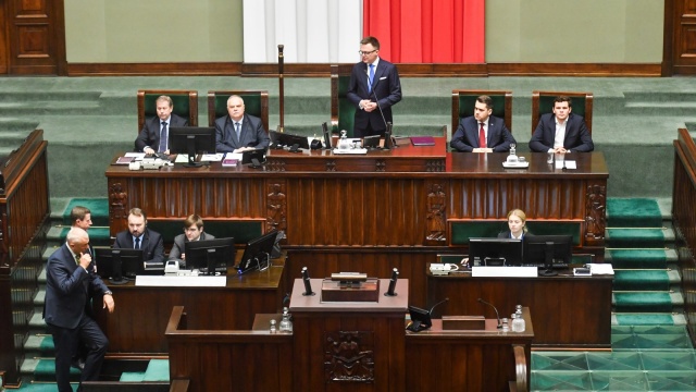 Sejm uchwalił ustawę okołobudżetową na 2024 rok. Posłowie PiS opuścili salę obrad