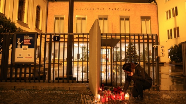 Czesi wstrząśnięci tragedią w Pradze. Policja wciąż szuka motywu działania sprawcy