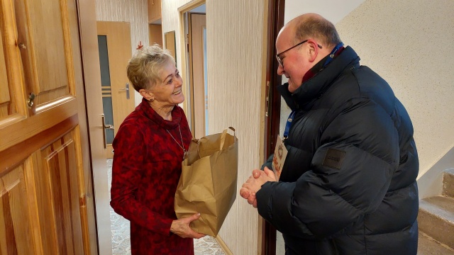 Świąteczna pomoc ruszyła w drogę. Seniorzy w Grudziądzu otrzymali setki paczek