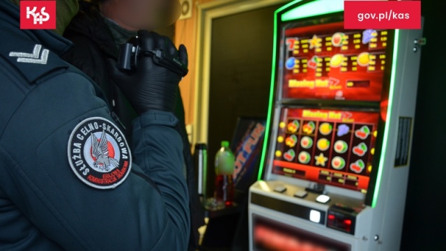 Nielegalne automaty do gier, alkohol, papierosy i coś jeszcze. Akcja KAS w Toruniu [wideo]