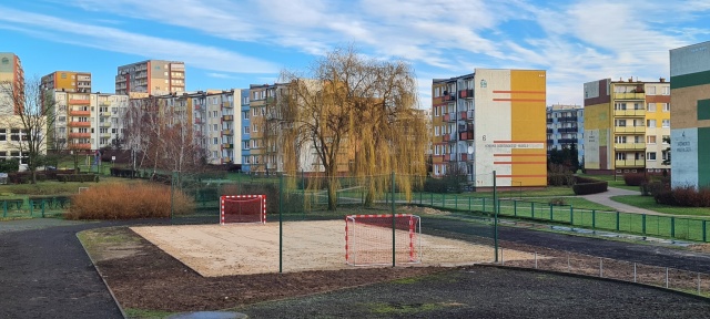 Boisko do siatkówki plażowej ukończone. Skorzystają uczniowie i mieszkańcy osiedla Rządz