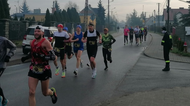 Mikołaje, królowie i inni przebierańcy. Bieg Sylwestrowy na ulicach Brzozy [wideo, zdjęcia]