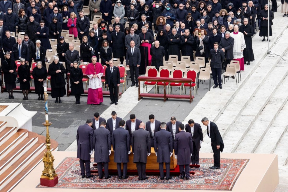 Gdy trumna została wyniesiona z bazyliki Świętego Piotra rozległy się długie brawa wśród wiernych/fot. PAP, EPA