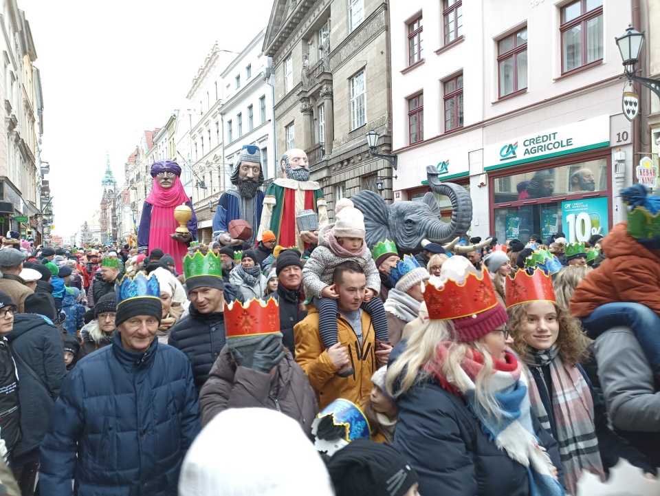 Pochodowi w Toruniu towarzyszyły olbrzymie figury Kacpra, Melchiora i Baltazara/fot. Monika Kaczyńska