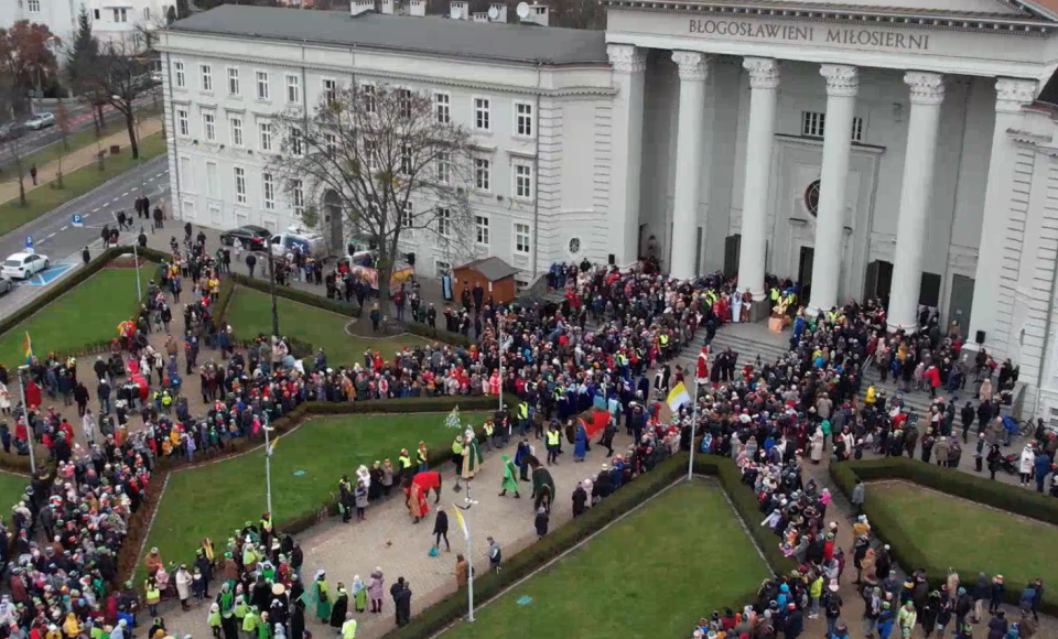 W tym roku Bydgoski Orszak Trzech Króli wyruszył sprzed Bazyliki pw. św. Wincentego à Paulo/kadr z filmu DRONFOR Krzysztof Forgiel