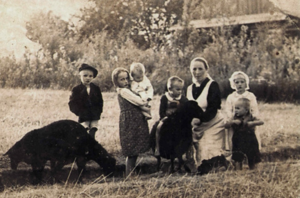 Sześcioro dzieci Ulmów wraz z matką/fot. domena publiczna (Wikipedia)