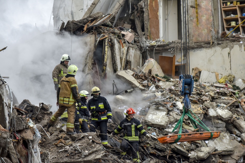 Na razie nieznany jest los ponad 30 osób, które mogły znajdować się w domu w momencie uderzenia rakiety/fot. Oleg Pertasyuk/EPA/PAP