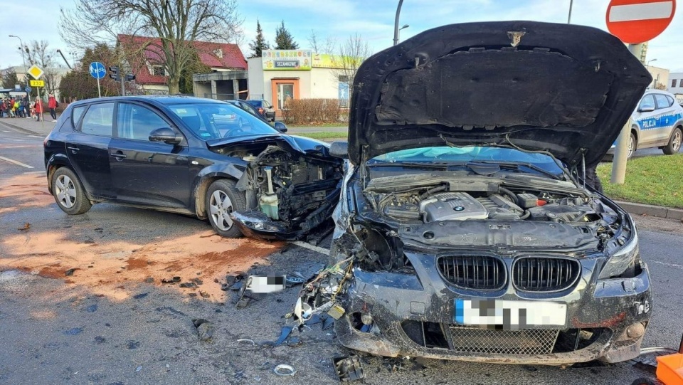 Ostatecznie podczas próby zatrzymania bmw na ulicy Wojska Polskiego — przy wjeździe na Trasę Uniwersytecką - kierowca doprowadził do kolizji z radiowozem/fot. Bydgoszcz 998