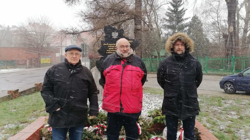Maciej Różycki, Krystian Frelichowski i Jan Raczycki zorganizowali konferencję przed pomnikiem Solidarności w Bydgoszczy/fot. Monika Siwak