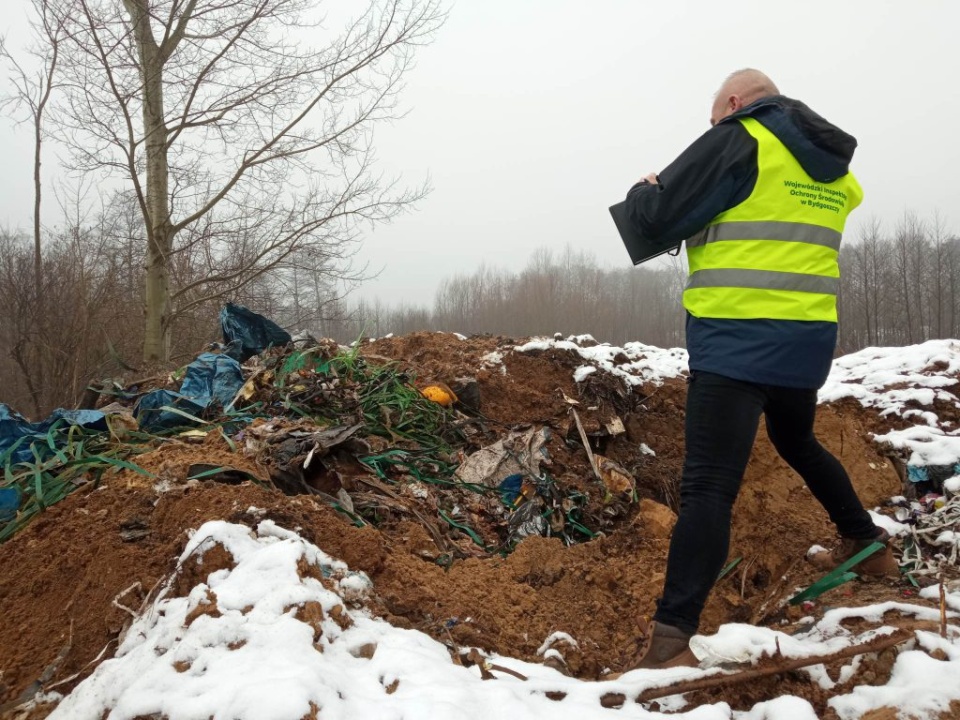 Odpady pochodzenia komunalnego, głównie odpady sztuczne, zakopywano na prywatnej działce w gminie Chodecz/fot. WIOŚ w Bydgoszczy