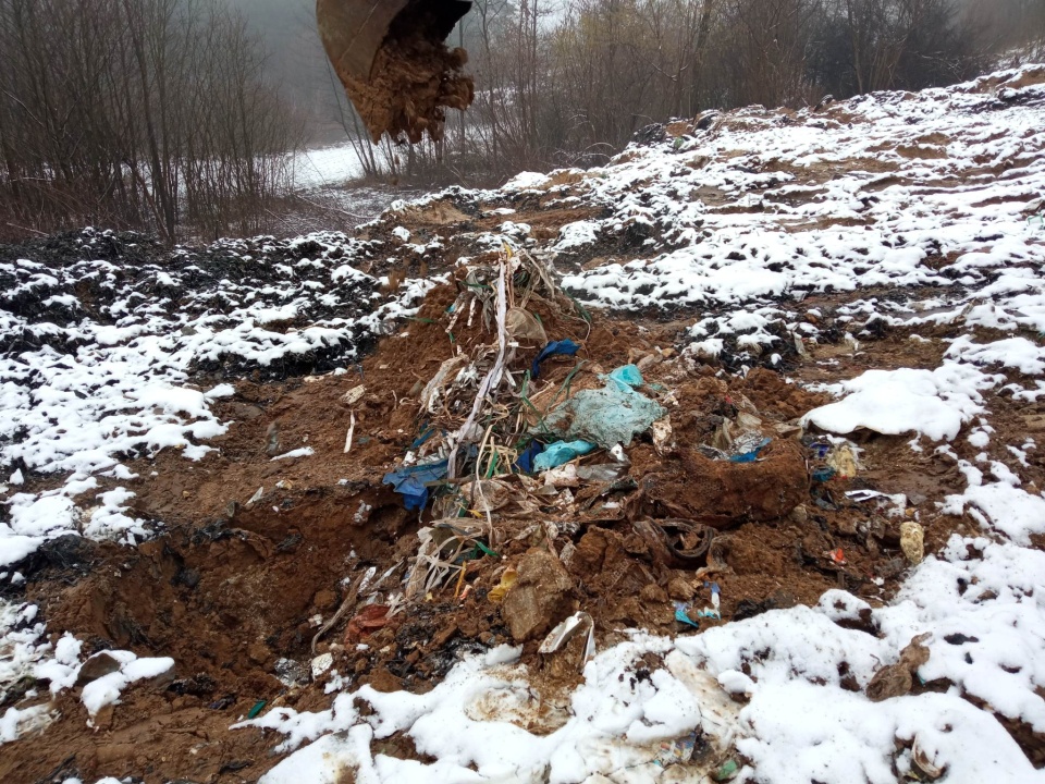 Odpady pochodzenia komunalnego, głównie odpady sztuczne, zakopywano na prywatnej działce w gminie Chodecz/fot. WIOŚ w Bydgoszczy