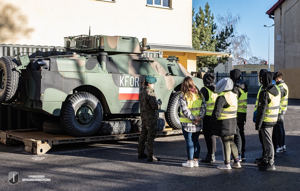 Zajęcia z uczniami prowadzą instruktorzy wojskowi z 1. Pomorskiej Brygady Logistycznej/fot. D.Kalinowski, 1 Pomorska Brygada Logistyczna, Facebook