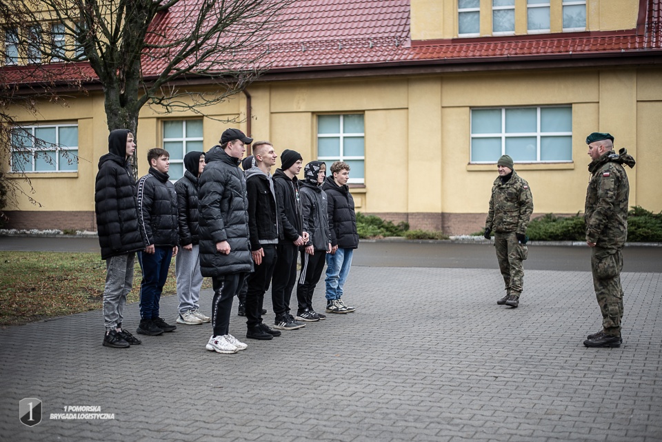 Zajęcia z uczniami prowadzą instruktorzy wojskowi z 1. Pomorskiej Brygady Logistycznej.