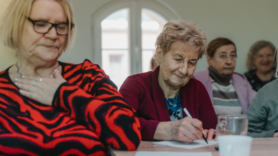 „Zmarszczki są piękne” – przekonują toruńscy seniorzy, którzy biorą udział w kampanii społecznej realizowanej przez Kamienicę Inicjatyw. Jej finał zobaczą wszyscy!/fot. Kamienica Inicjatyw/Facebook