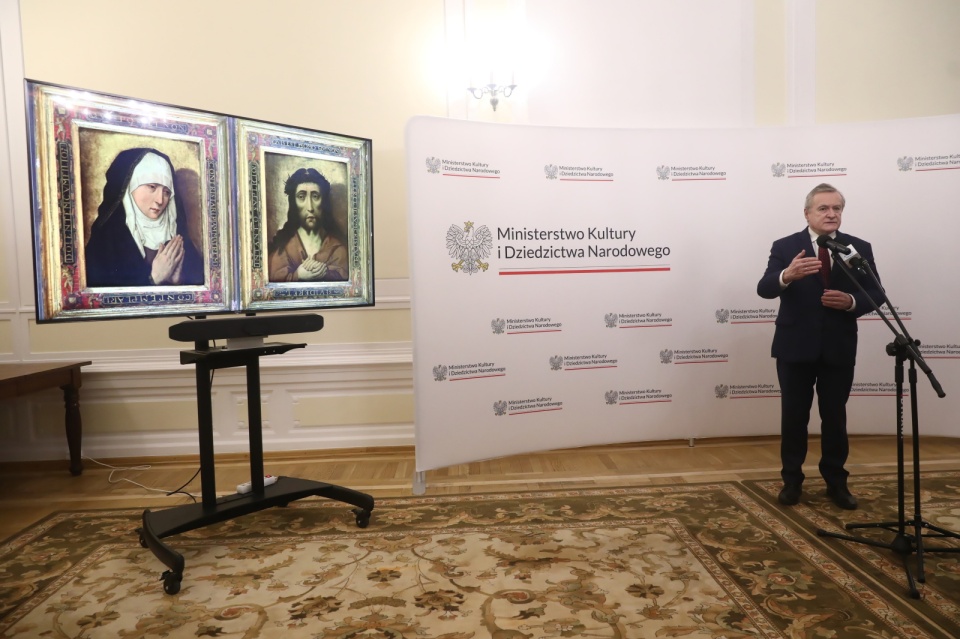 Na spotkaniu z mediami zaprezentowano dwa odnalezione w Hiszpanii zaginione wcześniej dzieła sztuki – dyptyk z warsztatu Dierica Boutsa/fot. Tomasz Gzell, PAP