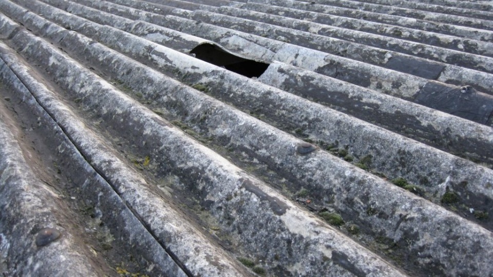 Zgodnie z rozpoczętym w 2009 roku Programem Oczyszczania Kraju z Azbestu do 2032 azbest powinien zniknąć z dachów w całej Polsce/fot. ilustracyjna, archiwum