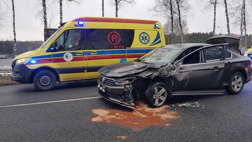 pojazdy usunięto z drogi - czynności Policja przeprowadza na poboczu