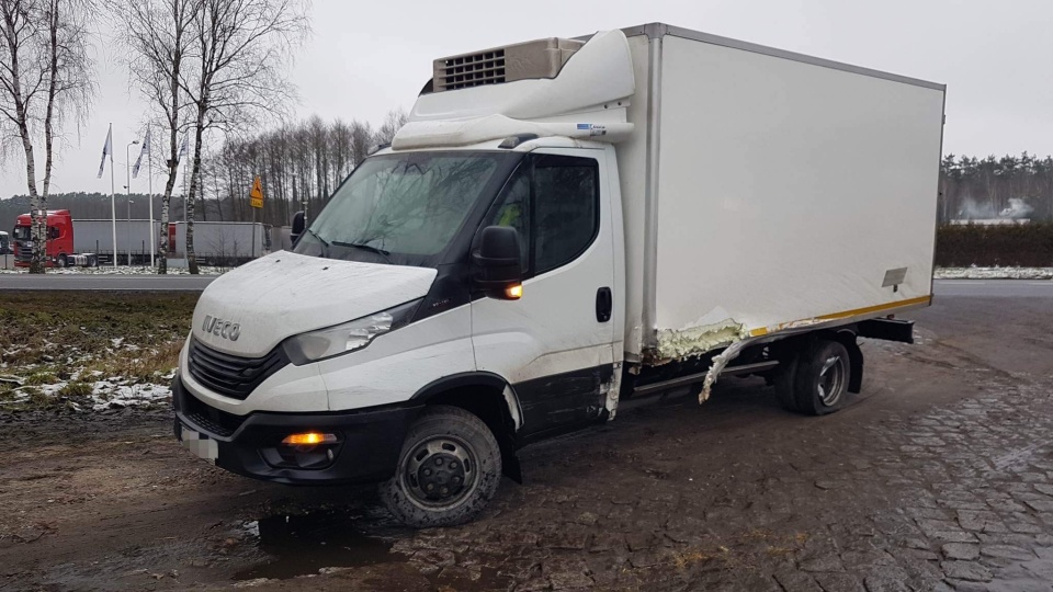 pojazdy usunięto z drogi - czynności Policja przeprowadza na poboczu