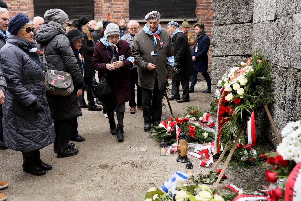 Byli więźniowie niemieckich obozów złożyli kwiaty przed Ścianą Straceń na terenie niemieckiego obozu koncentracyjnego i zagłady Auschwitz-Birkenau w Oświęcimiu/Zbigniew Meissner, PAP