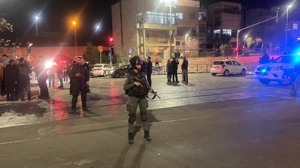 Na miejsce ataku wysłano kilkudziesięciu funkcjonariuszy/fot. Atef Safadi, PAP/EPA