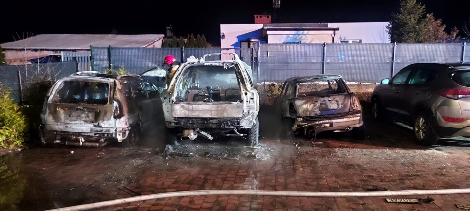Na parkingu bydgoskiej restauracji spłonęły trzy samochody, a czwarty uległ poważnemu uszkodzeniu./fot. Bydgoszcz 998