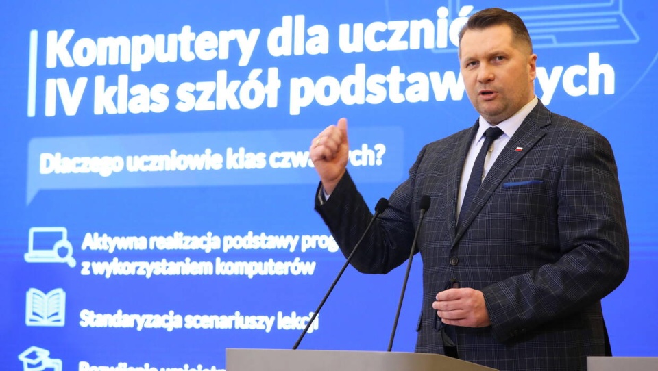 Minister Przemysław Czarnek zapowiedział, że po zakończeniu przetargu na laptopy dla uczniów, rozpocznie się kolejny związany z komputerami dla nauczycieli./fot. Tomasz Gzell/PAP