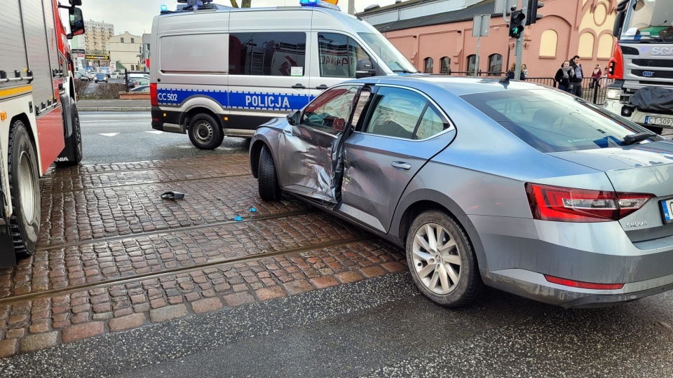 Samochód poszkodowanej po zderzeniu z tramwajem. Fot.: Komenda Miejska Państwowej Straży Pożarnej w Grudziądzu/Facebook
