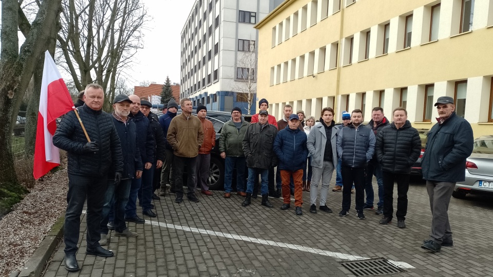 Poszkodowani rolnicy wraz z posłami Dariuszem Kurzawą i Zbigniewem Ziejewskim zebrali się pod toruńską Prokuraturą Okręgową. Instytucja bada sprawę Grupy Producentów Rolnych "Ziarno".