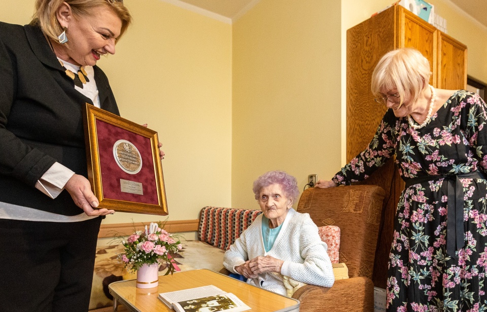 Pani Irena Woźniak świętowała piękny jubileusz. Inowrocławianka kilka dni temu obchodziła setną rocznicę urodzin. Z tej okazji z życzeniami i gratulacjami odwiedziła ją przewodnicząca sejmiku Elżbieta Piniewska, która wręczyła seniorce marszałkowski medal Unitas Durat Palatinatus Cuiaviano Pomeraniensis./fot. Szymon Zdziebło tarantoga.pl dla UMWKP