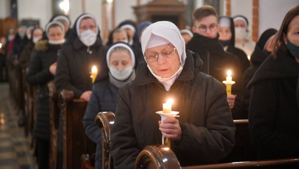 2 lutego w Kościele katolickim obchodzone jest święto Ofiarowania Pańskiego zwane też świętem Matki Bożej Gromnicznej. To jedyny dzień w roku, kiedy błogosławione są świece przyniesione przez wiernych do kościoła. Od 1997 roku Kościół tego dnia obchodzi też Światowy Dzień Życia Konsekrowanego./fot. PAP/Radek Pietruszka