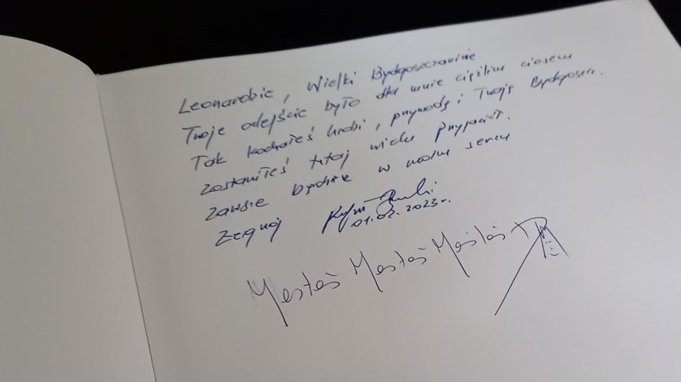W związku ze śmiercią Leonarda Pietraszaka w ratuszu wystawiona została księga kondolencyjna./fot. Tatiana Adonis