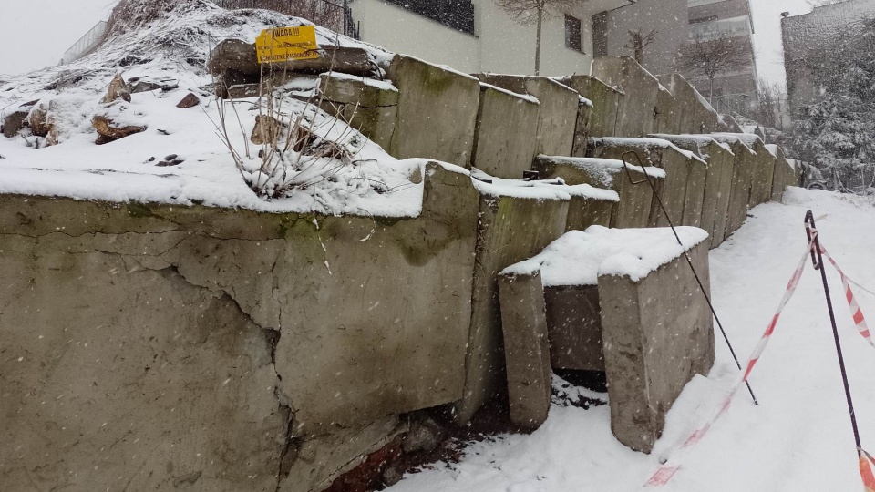 Pękający mur oporowy nie zagraża mieszkańcom bloku na Winnicy w Toruniu. Fot.: Michał Zaręba