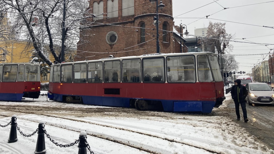 Wykolejony tramwaj na ul. Gdańskiej to tylko jeden z obrazów nagłej śnieżycy. Fot.: Facebook